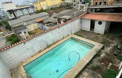 Imagem: A casa possui 5 Dormitórios, 4 Banheiros, 5 Vagas na garagem