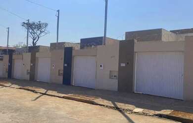 Imagem: A casa possui 3 Dormitórios, 1 Banheiro, 1 Vaga na garagem