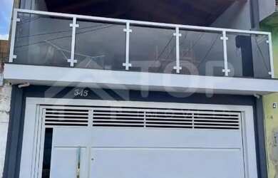 Imagem: A casa possui 3 Dormitórios, 1 Banheiro, 2 Vagas na garagem