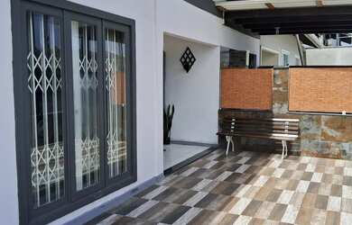 Imagem: A casa possui 3 Dormitórios, Acomodam 10 pessoas, 2 Vagas na