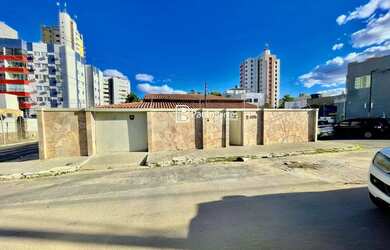 Imagem: A casa possui 4 Dormitórios, 3 Banheiros, 3 Vagas na garagem