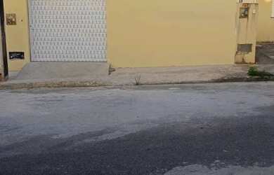 Imagem: A casa possui 2 Dormitórios, 1 Banheiro, 2 Vagas na garagem