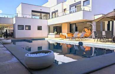 Imagem: A casa em condomínio possui 4 Dormitórios, 5 Banheiros, 4