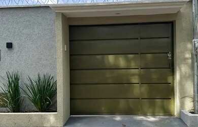 Imagem: A casa possui 3 Dormitórios, 2 Banheiros, 2 Vagas na garagem