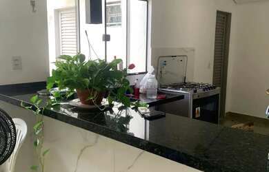 Imagem: A casa possui 2 Dormitórios, 2 Banheiros, 3 Vagas na garagem