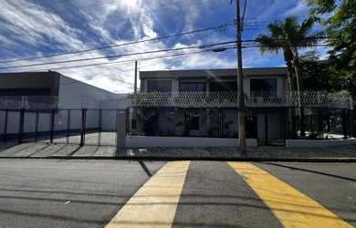 Imagem: O depósito possui 5 Vagas na garagem, 237m² de Área e está