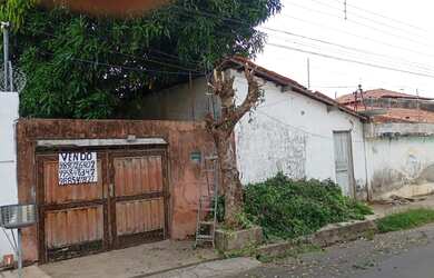 Imagem: A casa possui 3 Dormitórios, 1 Banheiro e 1 Vaga na garagem