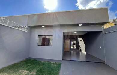 Imagem: A casa possui 2 Dormitórios, 2 Banheiros, 2 Vagas na garagem