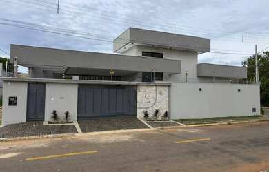 Imagem: A casa possui 3 Dormitórios, 4 Banheiros e 2 Vagas na garagem