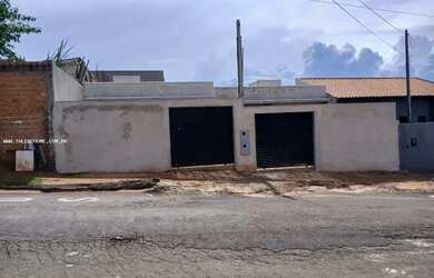 Imagem: A casa possui 2 Dormitórios, 1 Banheiro, 2 Vagas na garagem