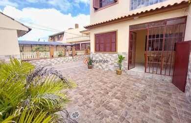 Imagem: A casa possui 3 Dormitórios, 2 Banheiros, 2 Vagas na garagem