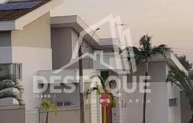 Imagem: A casa em condomínio possui 4 Dormitórios, 5 Banheiros, 2