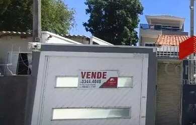 Imagem: A casa possui 4 Dormitórios, 3 Banheiros, 3 Vagas na garagem