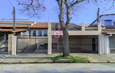 Imagem: A casa possui 3 Dormitórios, 3 Banheiros, 2 Vagas na garagem