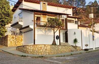 Imagem: A casa possui 4 Dormitórios, 5 Banheiros, 2 Vagas na garagem