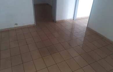 Imagem: A casa possui 2 Dormitórios, 1 Banheiro, 1 Vaga na garagem