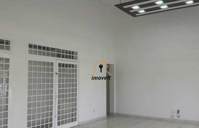 Imagem: O depósito possui 3 Vagas na garagem, 77m² de Área e está