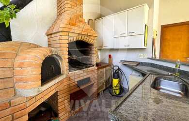 Imagem: A casa em condomínio possui 3 Dormitórios, 4 Banheiros, 292m²