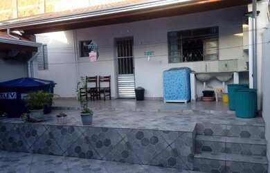 Imagem: A casa possui 3 Dormitórios, 1 Banheiro, 2 Vagas na garagem