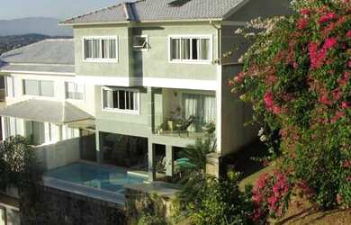 Imagem: A casa em condomínio possui 5 Dormitórios, 5 Banheiros, 4