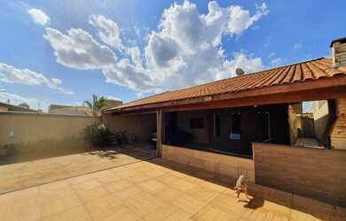 Imagem: A casa possui 3 Dormitórios, 3 Banheiros, 3 Vagas na garagem