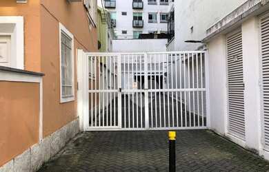 Imagem: A casa possui 3 Dormitórios, 3 Banheiros, 1 Vaga na garagem