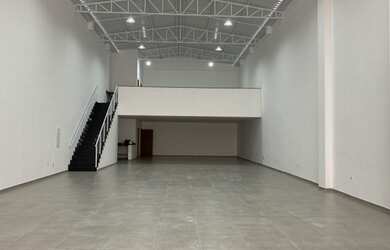 Imagem: O depósito possui 2 Vagas na garagem, 405m² de Área e está