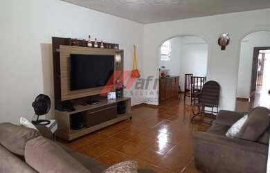 Imagem: A casa possui 3 Dormitórios, 1 Banheiro, 2 Vagas na garagem