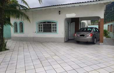 Imagem: A casa possui 3 Dormitórios, 3 Banheiros, 5 Vagas na garagem