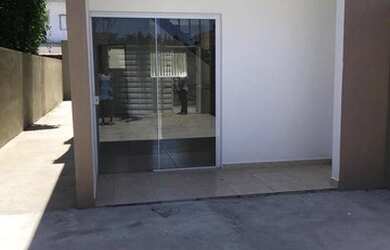 Imagem: A casa possui 2 Dormitórios, 3 Banheiros, 2 Vagas na garagem