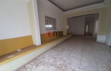 Imagem: O depósito possui 2 Vagas na garagem, 450m² de Área e está