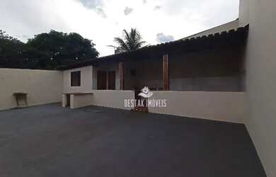 Imagem: A casa possui 3 Dormitórios, 2 Banheiros, 5 Vagas na garagem