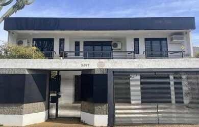 Imagem: A casa possui 5 Dormitórios, 4 Banheiros, 4 Vagas na garagem