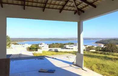 Imagem: A casa em condomínio possui 4 Dormitórios, 3 Banheiros, 2