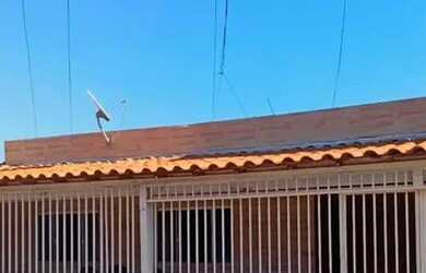 Imagem: A casa possui 3 Dormitórios, 2 Banheiros, 2 Vagas na garagem