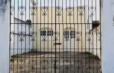 Imagem: A casa possui 2 Dormitórios, 1 Banheiro, 2 Vagas na garagem