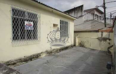 Imagem: A casa possui 2 Dormitórios, 1 Banheiro, 1 Vaga na garagem