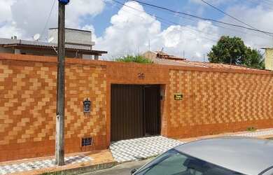 Imagem: A casa possui 5 Dormitórios, 4 Banheiros, 5 Vagas na garagem