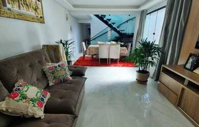 Imagem: A casa possui 3 Dormitórios, 3 Banheiros, 3 Vagas na garagem