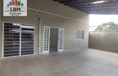 Imagem: A casa possui 3 Dormitórios, 2 Banheiros, 3 Vagas na garagem