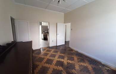 Imagem 7: Casa no bairro Petrópolis. Terreno de 11 metros de frente por 47 metros...