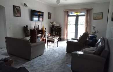 Imagem: A casa possui 3 Dormitórios, 4 Banheiros, 4 Vagas na garagem