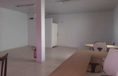 Imagem: O depósito possui 2 Vagas na garagem, 120m² de Área e está