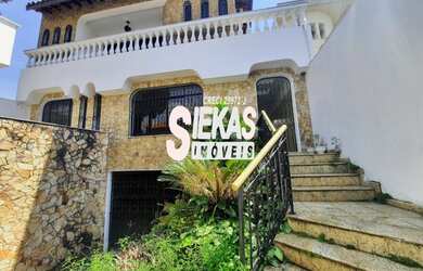 Imagem: A casa possui 4 Dormitórios, 5 Banheiros, 5 Vagas na garagem