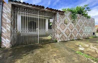 Imagem: A casa possui 3 Dormitórios, 2 Banheiros, 1 Vaga na garagem