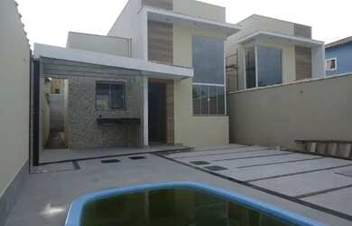 Imagem: A casa possui 3 Dormitórios, 2 Banheiros, 2 Vagas na garagem