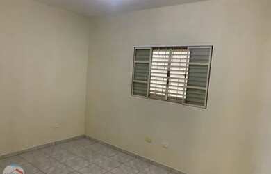 Imagem: A casa possui 3 Dormitórios, 2 Banheiros, 3 Vagas na garagem