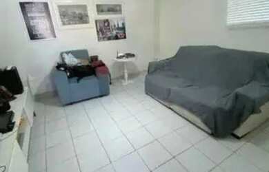 Imagem: A casa possui 3 Dormitórios, 1 Banheiro, 2 Vagas na garagem