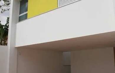 Imagem: A casa possui 3 Dormitórios, 2 Banheiros, 4 Vagas na garagem