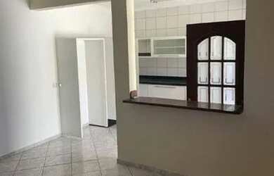 Imagem: A casa possui 3 Dormitórios, 1 Banheiro, 2 Vagas na garagem